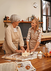 学习外婆秘方 一位年轻女子在一起烤馅饼时与她的祖母建立了联系图片
