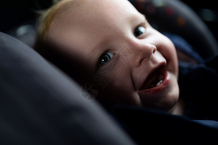 在载体中微笑的婴儿 交通安全概念图片