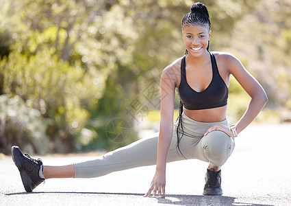 长腿伸展 健身肖像和黑人妇女自然马拉松训练 跑去心操锻炼以及夏季对公园运动的满意度 女生选手首先为运动进行伸展活动图片
