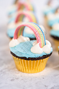 独角兽彩虹巧克力蛋糕糖果糖霜蓝色小吃烘焙杯主题甜点包装纸糕点食物图片