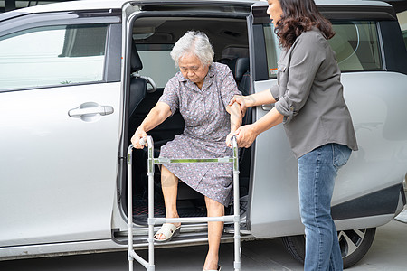 照顾者女儿帮助和支持亚洲老年或老年老妇人患者准备下车男人街道男性减值车辆汽车卫生疾病硬化退休图片