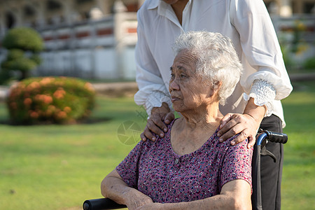 在公园轮椅上坐轮椅的亚洲老年或老年妇女病人 健康有力的医疗概念 提供照顾和护理 助产服务照顾者女士诊所医院苗圃车轮医生女性花园幸图片