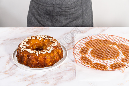 苹果面包饼 加焦糖玻璃蛋糕糕点衣架坚果烘烤烹饪甜点线架食物冷却图片