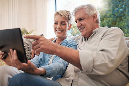 老年夫妇 平板电脑和社交媒体通信或老年丈夫和妻子在家里的沙发上放松的视频通话 快乐的退休男人和女人在技术上流式传输在线互联网 W图片