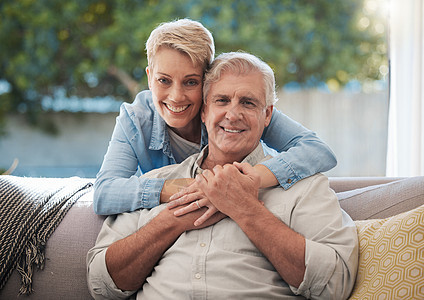 情侣 爱情和老年男女坐在客厅的沙发上享受退休生活 在家里放松和共度时光的老年男性和女性养老金领取者的肖像图片