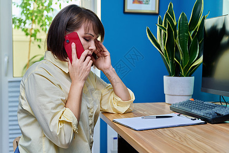 悲伤的中年妇女通过电话说话人士成人女性商业压力讲话女士手机商务疼痛图片