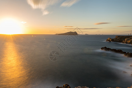 西班牙巴利阿里群岛圣何塞的Ibiza日落天空假期运动游客沙滩旅行旅游蓝色石头游泳图片