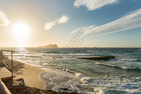 西班牙巴利阿里群岛圣何塞的Ibiza日落橙子游泳海景运动天空海滩石头游客地标娱乐图片