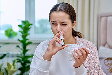 使用鼻滴喷雾剂治疗脊髓炎的流鼻涕少女鼻炎药品鼻涕青少年餐巾温度卫生女孩成人滴鼻液图片