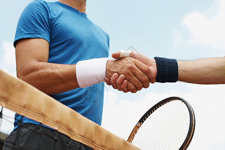 他们的朋友和大对手在球场上 两名男性网球运动员在球场上男人玩家训练运动友谊游戏教练法庭黏土活动图片