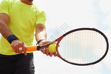 粘土之王 一个男性网球运动员即将在比赛中服役男人训练鞋类娱乐裁剪黏土短裤运动装玩家水平图片
