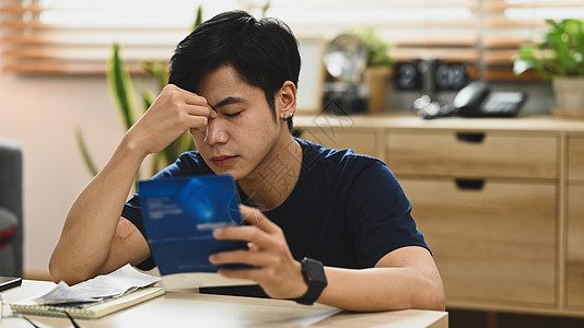 重力男子有财政问题 对债务的焦虑以及管理家庭开支等形象 在家中管理费用图片