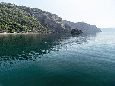 海景空中全景与水晶般清澈的蔚蓝大海和岩石海岸 在岩石背景下的美丽泻湖中的游艇 夏季旅行和度假的理想目的地的概念天空丘陵悬崖荒野天图片