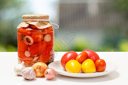 玻璃罐中的西红柿 背景模糊烹饪食物盐渍小吃季节性营养红色洋葱生产玻璃图片