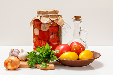 厨房桌上的玻璃罐里加了西红柿食物玻璃盐渍蔬菜烹饪小吃营养洋葱香菜生产图片