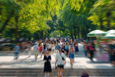 在纽约中央公园人群聚集 运动效果模糊化背景图片