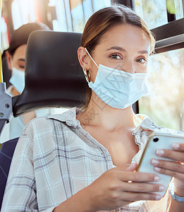 Covid 公共汽车和面具肖像 带有智能手机 用于公共通勤数字娱乐在线 女孩旅行时为社会距离提供大流行病保护 并享有5克移动连接背景图片