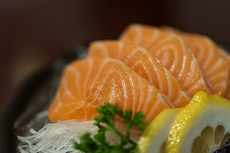 日本菜在日本餐厅吃生鱼鲑鱼食物饮食自助餐盘子鱼片寿司午餐橙子厨房海鲜图片