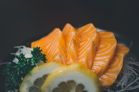 日本菜在日本餐厅吃生鱼鲑鱼服务萝卜武士鱼片自助餐盘子海鲜午餐美食饮食图片