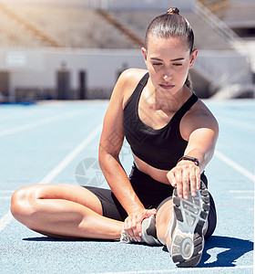 运动 训练和跑步者在地板上伸展身体 为在户外跑道上锻炼身体做好准备 女子运动员在耐力跑前放松和伸展的地面 动力和健身锻炼图片