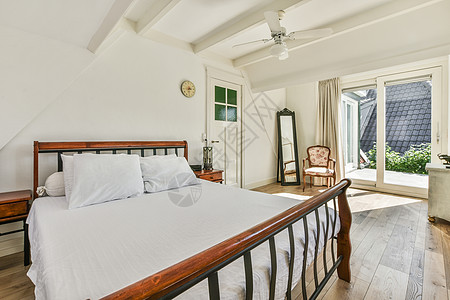 窗户旁边的木制床和床边桌装饰房子公寓用品家具出口住宅风格日光桌子图片