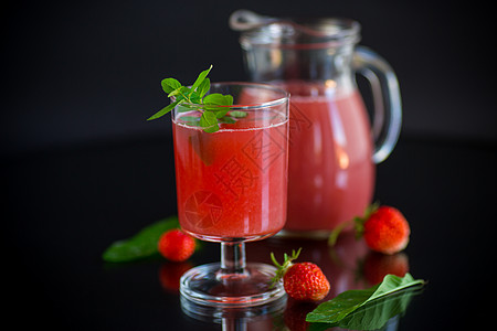 寒冷的夏日草莓花果罐头 杯子里有薄荷玻璃维生素食物果味饮料果汁苏打水果浆果图片