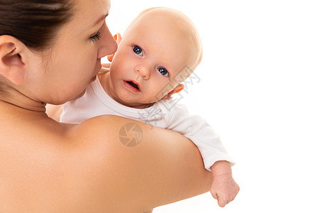 婴儿在白人背景下温柔慈爱的母亲的怀抱中 婴儿出生头几天的健康 疫苗接种和疫苗接种 母乳喂养图片