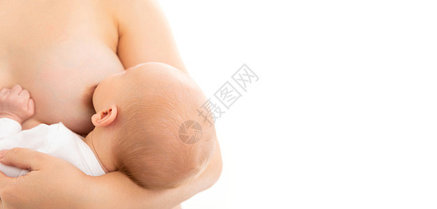 婴儿喝牛奶 新生儿自然喂养的婴儿用紧闭女性乳房 从中取出婴儿图片