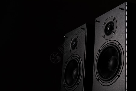 具有高音质的专业录音室监听器 黑色背景中为音乐爱好者提供的扬声器系统图片