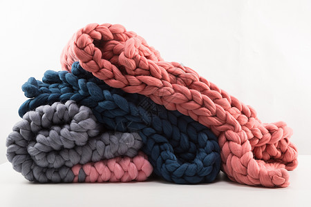 a 一堆天然材料毛毯编织的毯子 其白色背景概念是羊毛温暖和舒适 