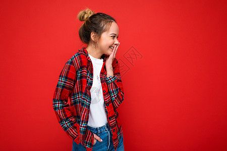 年轻积极快乐的照片让美丽的金发女性惊讶不已 她们身穿红色格子衬衫 在红色背景中突显出来 情绪真挚 有复制空间图片