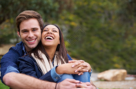 我喜欢你的幽默感 一个英俊的年轻夫妇 在户外享受着愉快的一瞬间 感觉很好图片