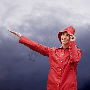 雨来 阳光来 我准备好了 一个有魅力的年轻女子站在雨中背景图片