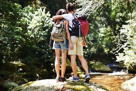 一对年轻夫妇在森林里徒步旅行的后视镜头 拍摄到一对年轻的夫妇图片