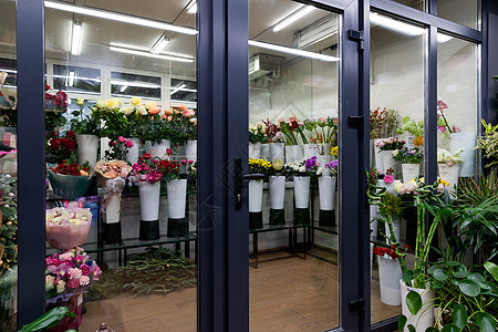 花店在冰箱里卖天然鲜花和花束的展品 以瓶装方式出售图片