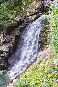 在山区河流的山中的瀑布岩石绿色旅行自然流动溪流森林环境公园图片