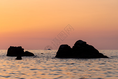 橙色日落海景和意大利岩石的美景 多彩的日出风景悬崖海岸支撑阳光橙子巨石地平线海滩海洋天空图片