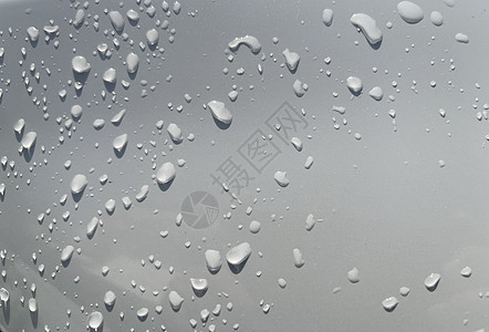 通过白色表面水滴透视 以适合多媒体内容背景的白色表面美飞沫天气滴水雨滴玻璃气泡环境窗户液体墙纸背景图片