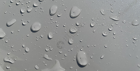 通过白色表面水滴透视 以适合多媒体内容背景的白色表面美气泡飞沫雨滴滴水玻璃反射天气墙纸液体环境背景图片