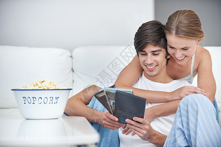 这应该很好 年轻一对选择在家看电影的情侣会在家里看图片