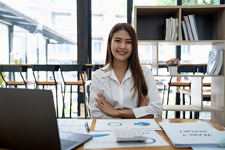 带着办公室的美丽 美丽的亚洲女性在办公室里微笑的肖像图片