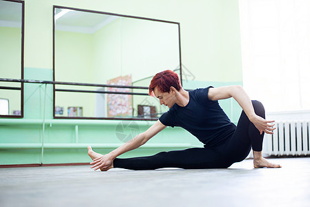 在芭蕾沙龙做芭蕾练习的人图片