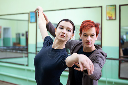 年轻男性芭蕾舞男教师训练芭蕾舞者跳舞图片