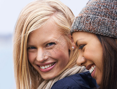 当你有合适的朋友时 生活会很轻松 两个年轻女人一起坐在外面微笑图片