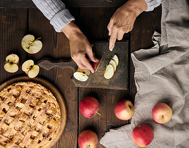 女人在棕色木制桌子上切苹果做馅饼甜点餐巾蛋糕女士乡村木板脆皮食物营养水果图片