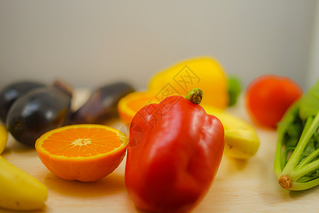 表格中的绿蔬菜和黄蔬菜博客香蕉食物黄色食品娘娘腔青椒背景水果茄子图片