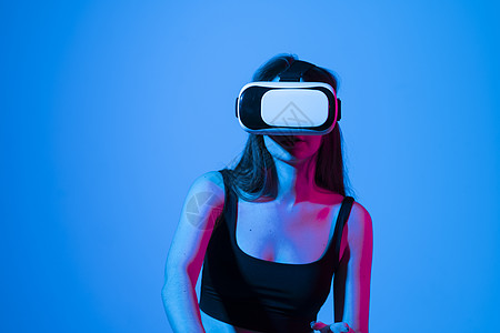 年轻黑发女青年戴眼镜 在虚拟模拟世界工作 未来技术数字网络宇宙 (掌声)图片