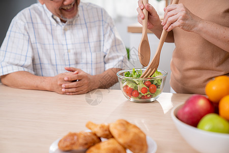 喜欢一起做饭的老夫妇都心满意足妻子蔬菜成人家庭女士父亲乐趣男人午餐食物图片