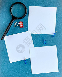 蓝色背景空白纸提醒或配有放大器按钮和纸张剪辑的待办事宜列表上的印花卡模型图片
