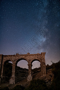 古老的阿里亚索斯城 在银河可见的夜晚的城市大门技术天体彗星城门星星星夜小径星云风景流星图片